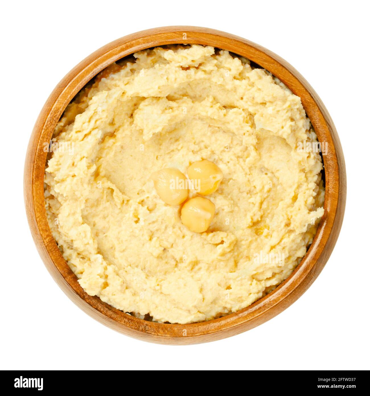 Hummus Dip mit Kichererbsengarnitur, in einer Holzschale. Nahost-Dip, Aufstrich oder herzhaftes Gericht aus gekochten, pürierten Kichererbsen, gemischt mit Tahini. Stockfoto