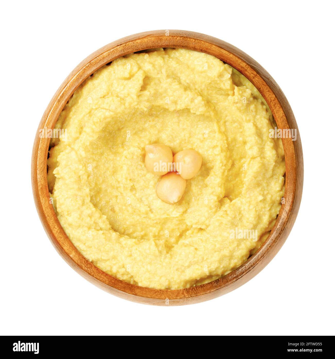 Hummus-Dip mit Kichererbsen-Garnierung in einer Holzschüssel. Nahost-Dip, Aufstrich oder herzhaftes Gericht aus gekochten, pürierten Kichererbsen. Stockfoto