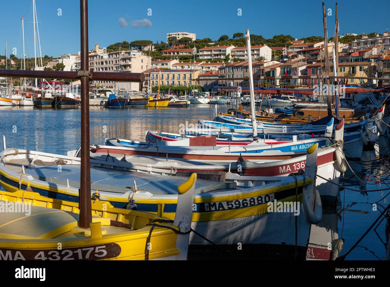 Bunte Segelboote im kleinen Hafen von Cassis, Provence, Frankreich Stockfoto
