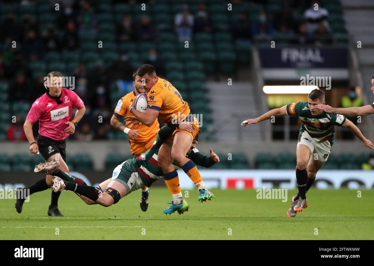 Montpelliers Arthur Vincent (rechts) wurde von Leicester Tigers' Cyle Brink während des Finales des European Rugby Challenge Cup im Twickenham Stadium, London, angegangen. Bilddatum: Freitag, 21. Mai 2021. Stockfoto