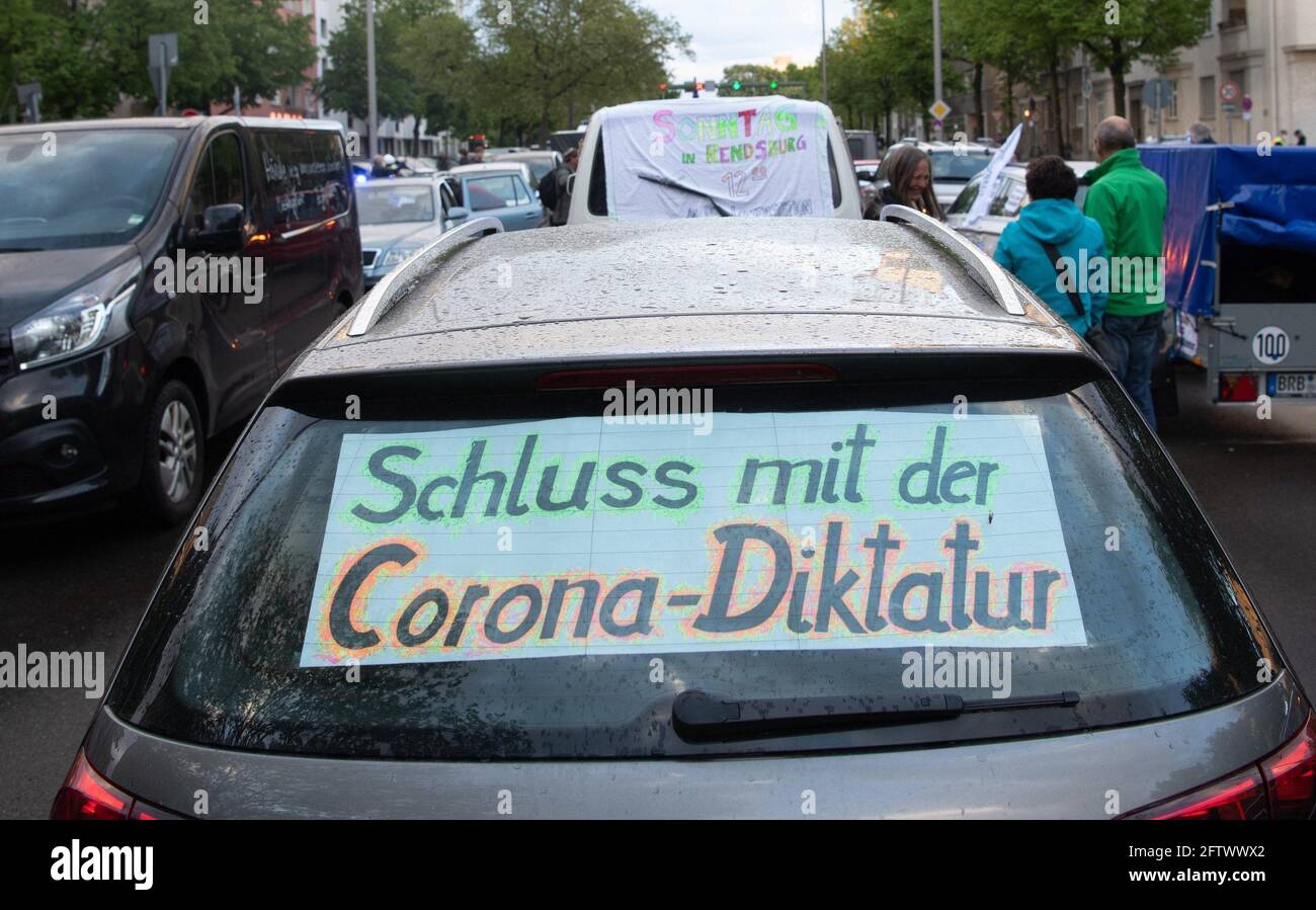 Berlin, Deutschland. Mai 2021. Auf einem Plakat bei einer Demonstration gegen die Corona-Maßnahmen steht „die Diktatur von Corona beenden“. Vor der letzten Rallye fuhren die Teilnehmer ihre Autos auf verschiedenen Routen durch die Stadt. Quelle: Paul Zinken/dpa-Zentralbild/dpa/Alamy Live News Stockfoto