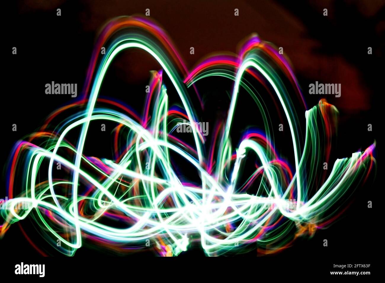 Overlay-Lichteffekt für Fotos und Mockups. Laser Neon Farbe gefrorenes Licht, Overlay für erstellen, verwenden Sie eine Bildschirmüberlagerung Blending farbigen Film Burn Light Stockfoto