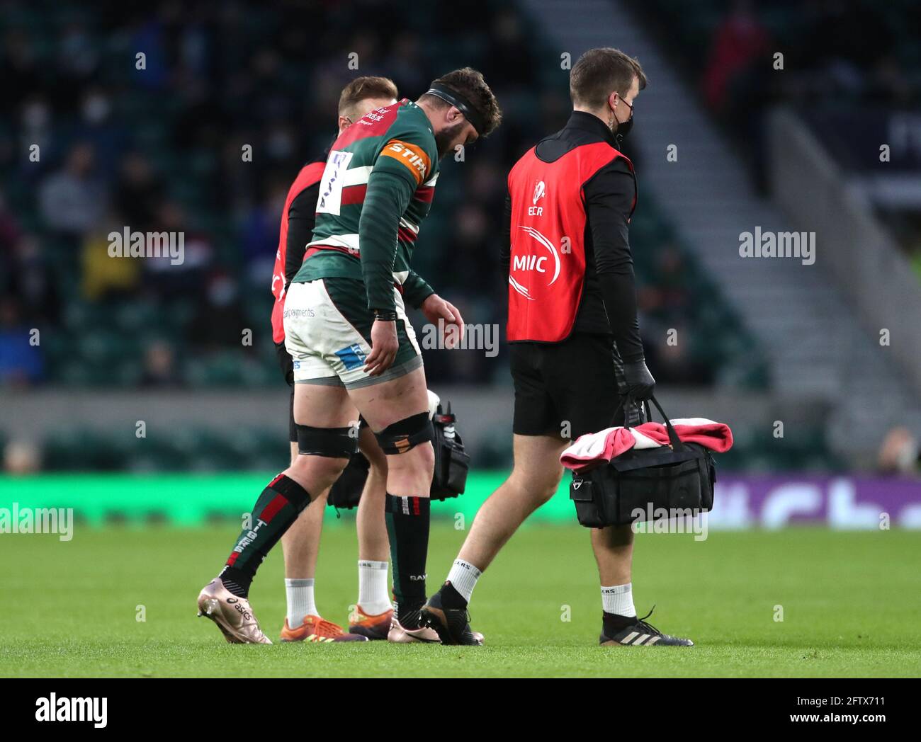 Cyle Brink von Leicester Tigers verlässt das Spielfeld mit einer Verletzung während des Finales des European Rugby Challenge Cup im Twickenham Stadium, London. Bilddatum: Freitag, 21. Mai 2021. Stockfoto