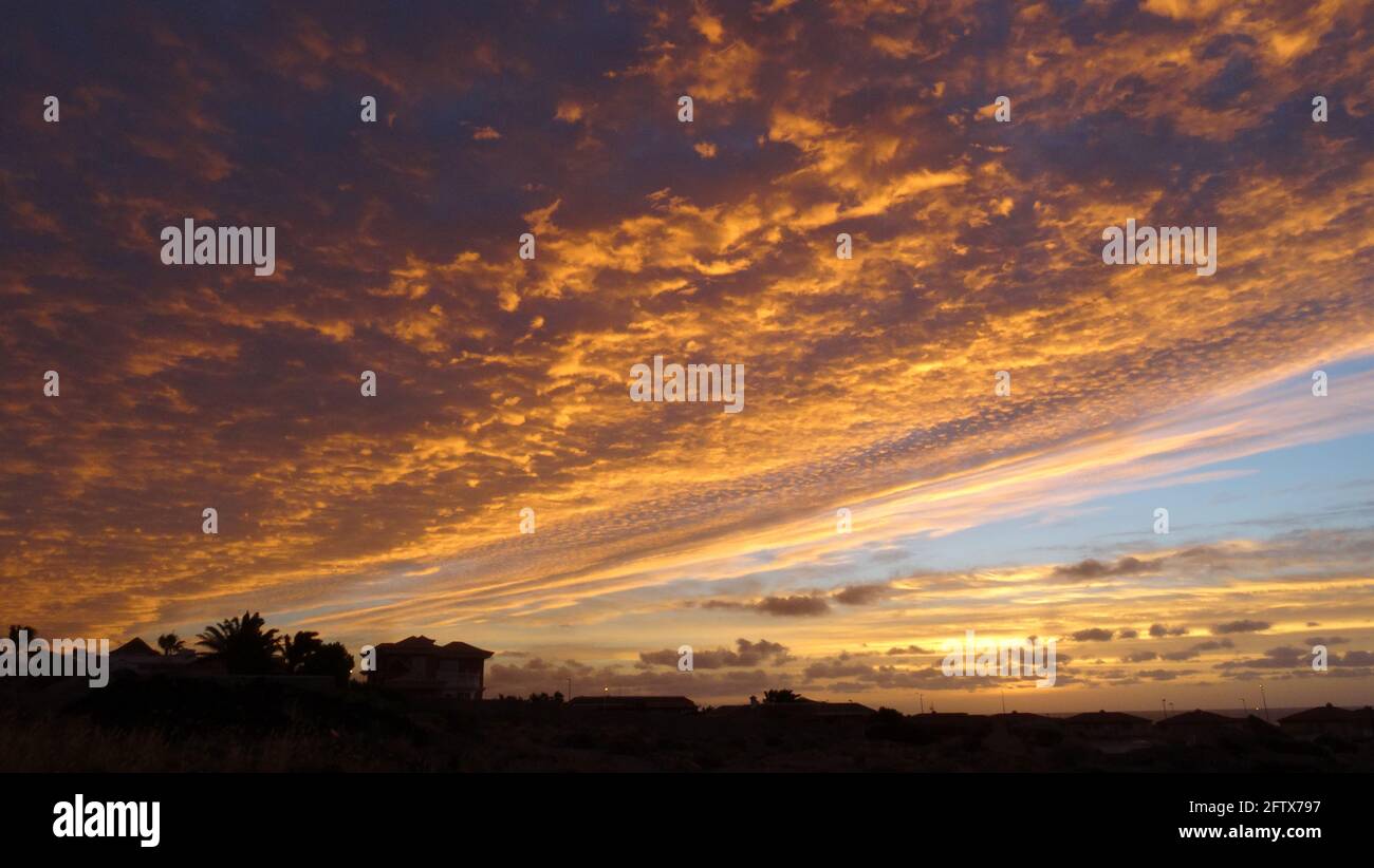 Spektakuläre Wolken am Himmel bei Sonnenaufgang über Teneriffa Stockfoto