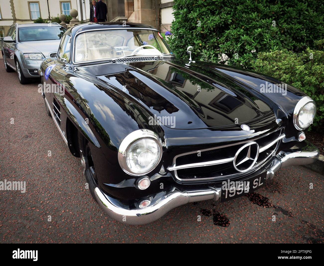 Schwarzes Mercedes SL Coupé im Vintage-Stil Stockfoto
