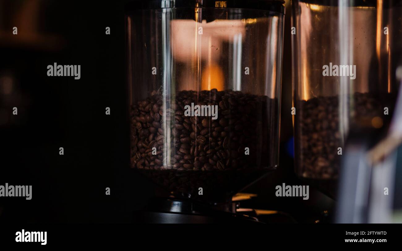 Frische Kaffeebohnen in Kaffeemaschinen. Café Stockfoto