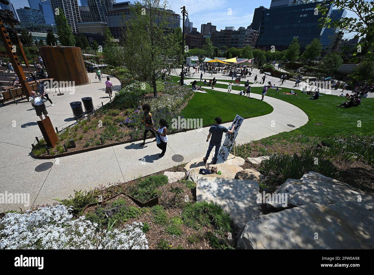 Die Künstlerin Laurence Rassin malt am Eröffnungstag im Little Island ...