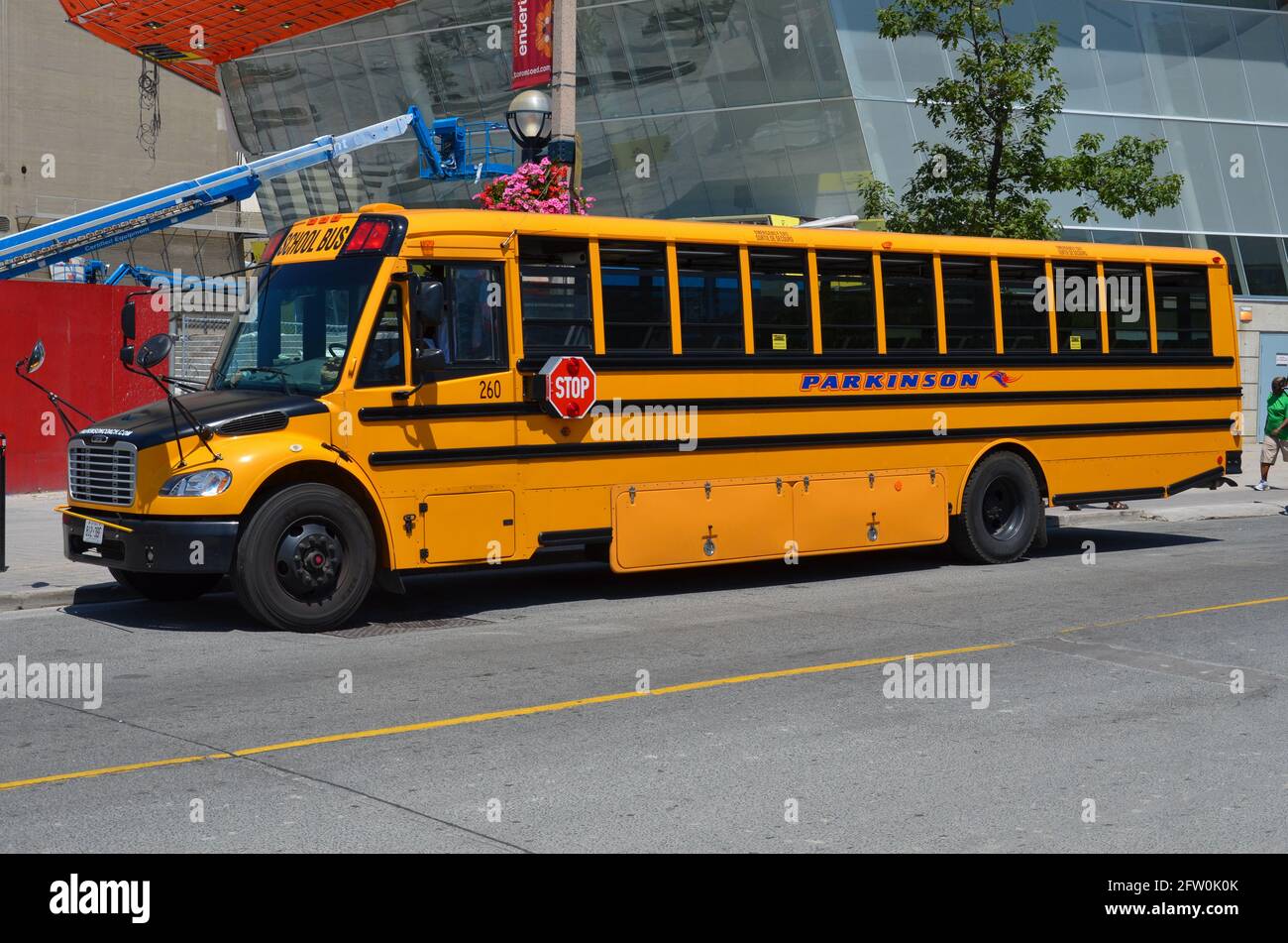 Toronto, Kanada - Juli 14 2013: Gelber amerikanischer Schulbus mitten in der Innenstadt von Toronto mit Stoppschild Stockfoto