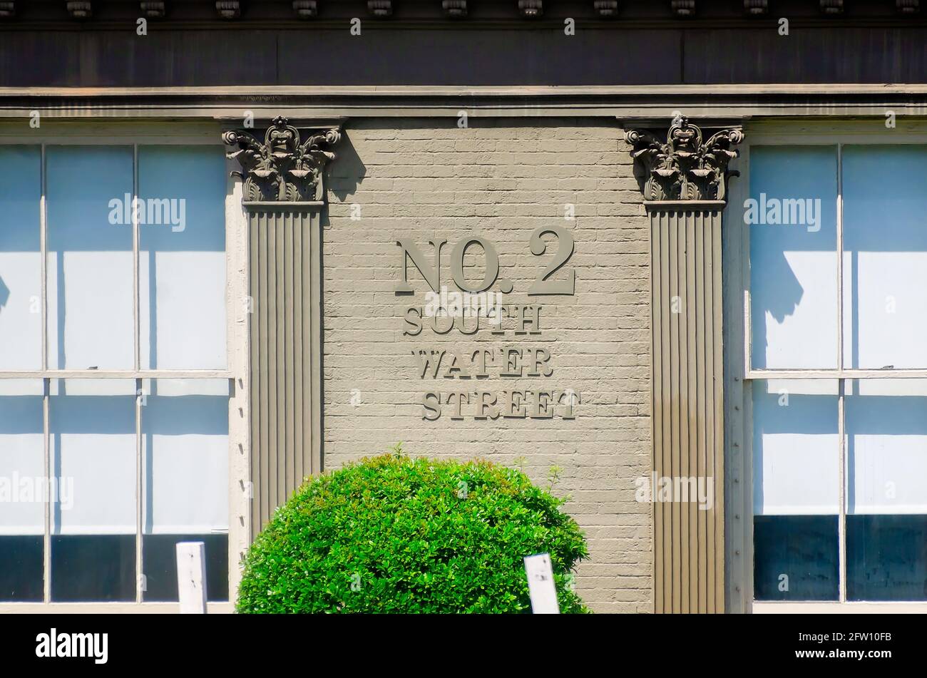 Ein historisches Gebäude aus dem Jahr 1866 dient heute als Bürofläche in der No. 2 Water Street, 14. Mai 2021, in Mobile, Alabama. Stockfoto