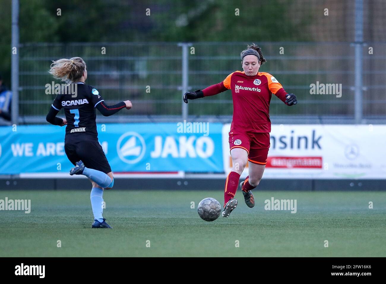 NIEUWEHORNE, NIEDERLANDE - MAI 21: Maxime Bennink von PEC Zwolle, Torhüterin Tess van der Flier vom SC Heerenveen während des Frauenmatches der Pure Energy Eredivisie zwischen SC Heerenveen und PEC Zwolle am 21. Mai 2021 im Sportcomplex Nieuwegorne in Nieuwegorne, Niederlande (Foto von Pieter van der Woude/Orange Picles) Stockfoto