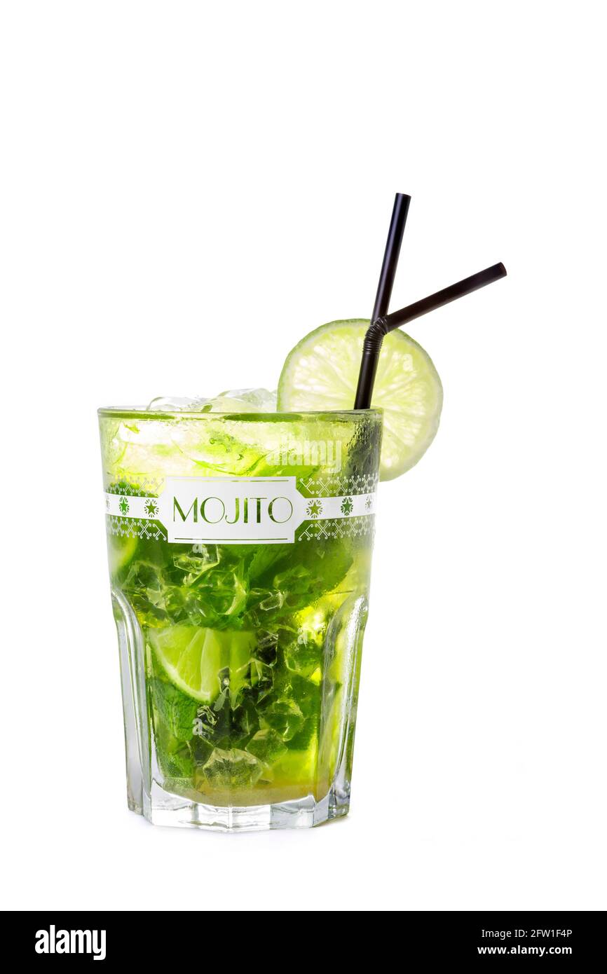 Ein Cocktail aus Mojito, fotografiert auf weißem Hintergrund. Stockfoto