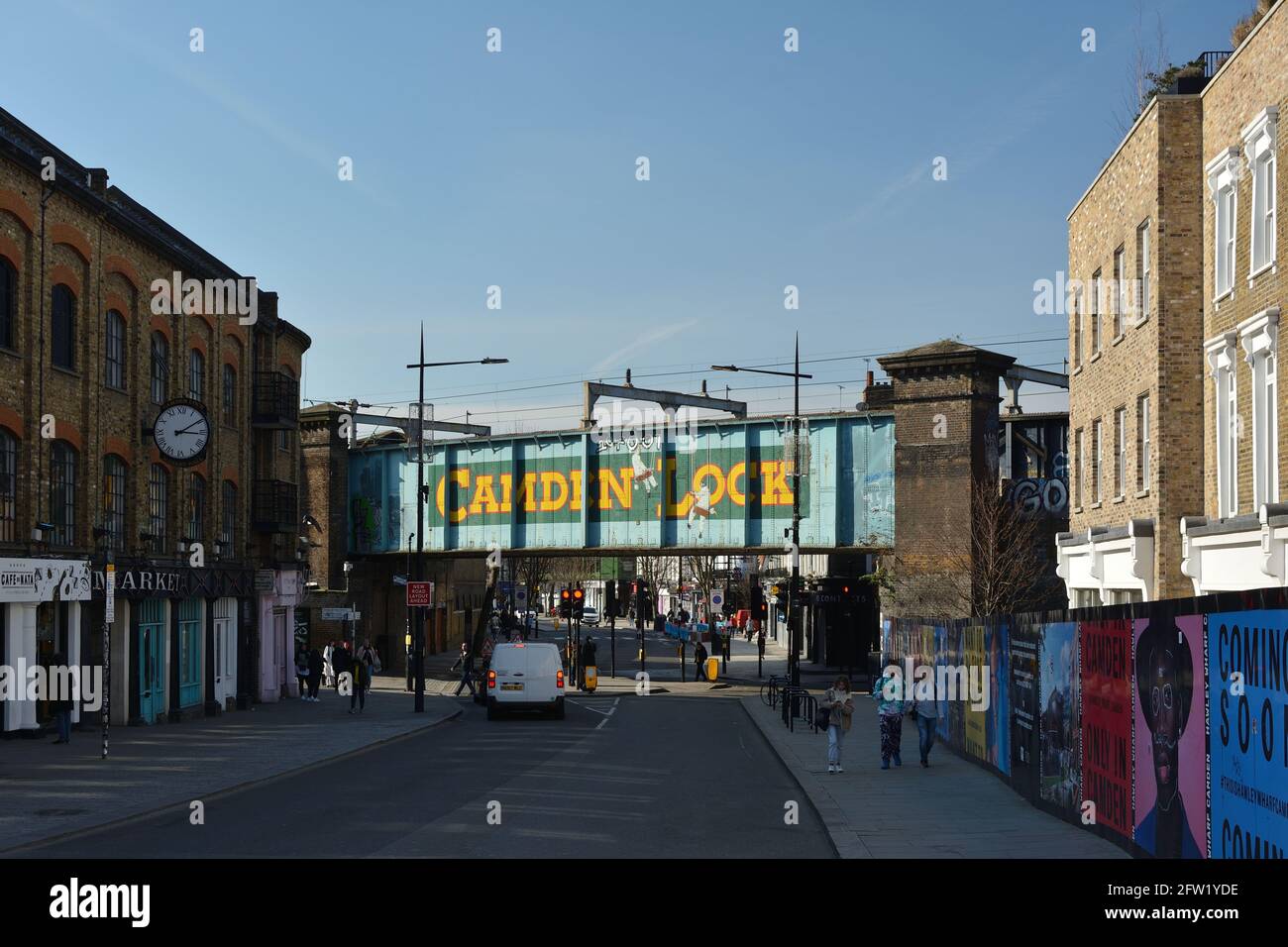 Camden Lock Overground Bridge in Camden High Street, London, Großbritannien Stockfoto