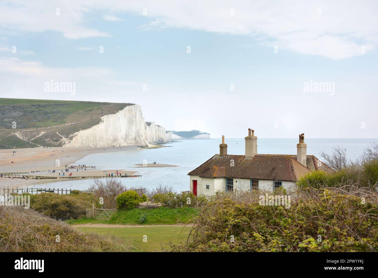 Coastguard Cottages, Cuckmere Haven Beach und die weißen Klippen von Seven Sisters, South Downs National Park, Großbritannien Stockfoto