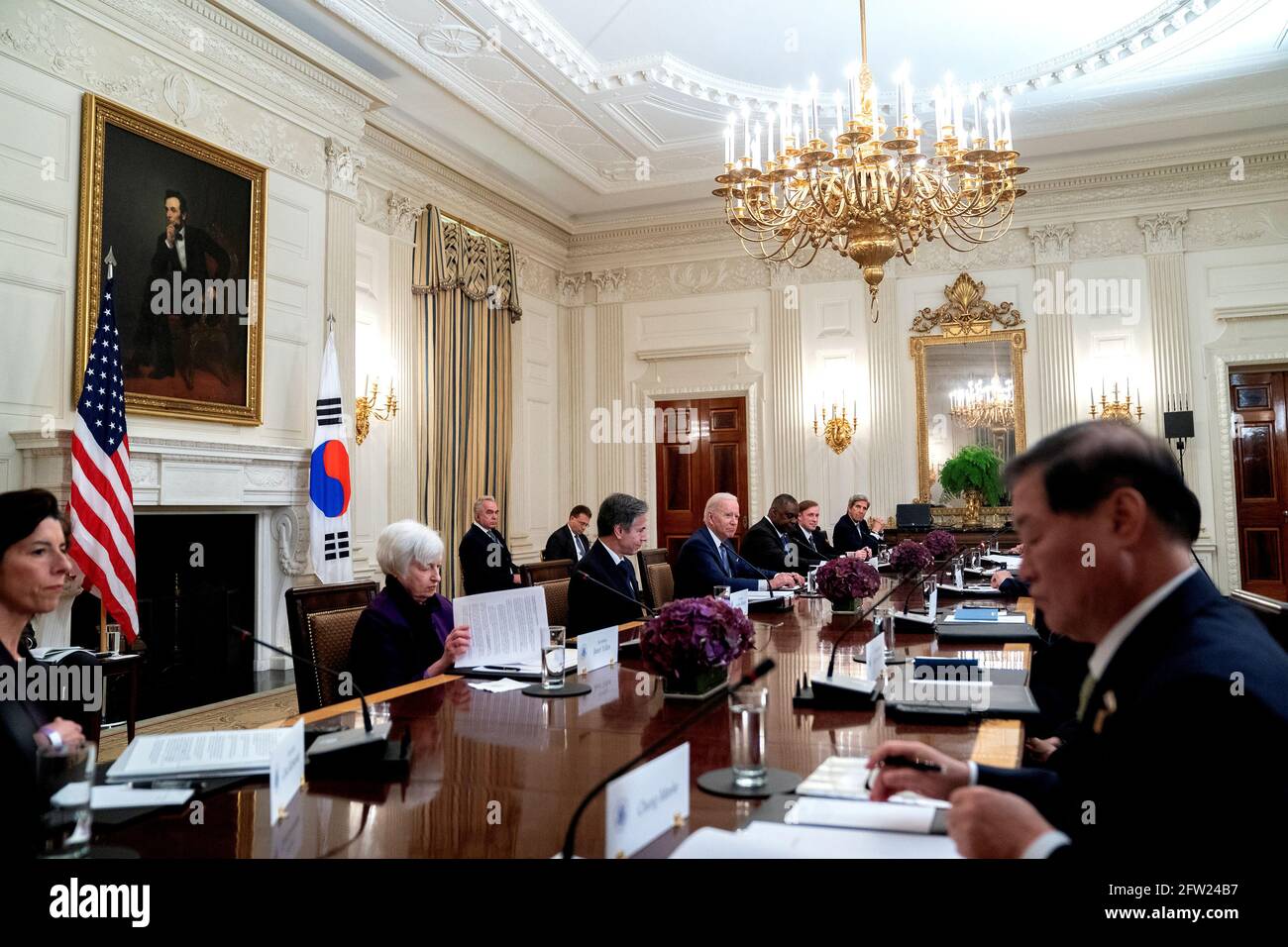 US-Präsident Joe Biden nimmt am Freitag, den 21. Mai 2021, an einem bilateralen Treffen mit dem südkoreanischen Präsidenten Moon Jae-in im Staatssaal des Weißen Hauses in Washington Teil. Biden begrüßte Moon zu Gesprächen, die sich über das nordkoreanische Atomprogramm, eine globale Halbleiterknappheit und den Klimawandel erstrecken dürften. Poolfoto von Stefani Reynolds/UPI Stockfoto