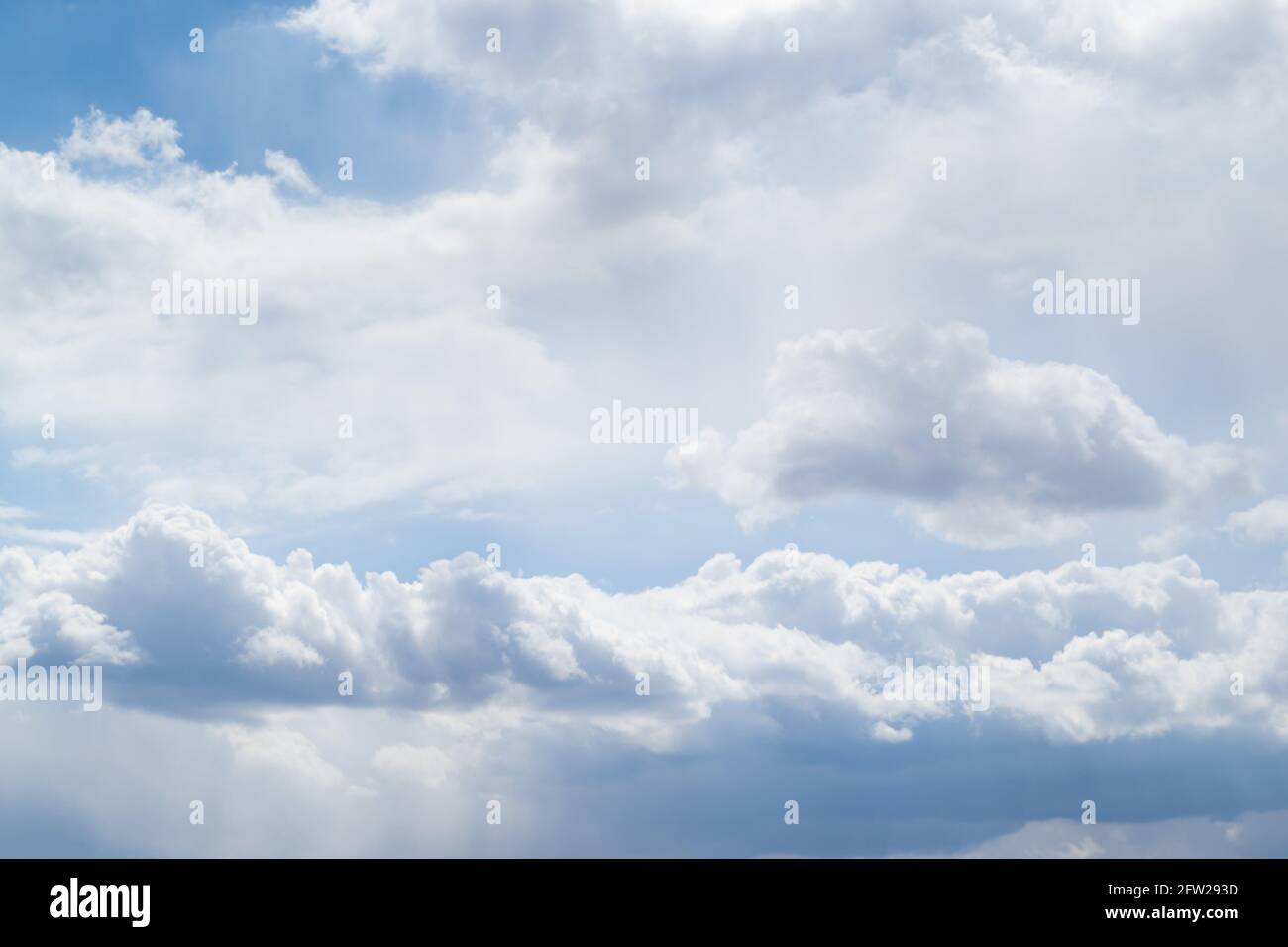 Blauer Himmel mit schönen Cumulus Wolken, Hintergrund Stockfoto