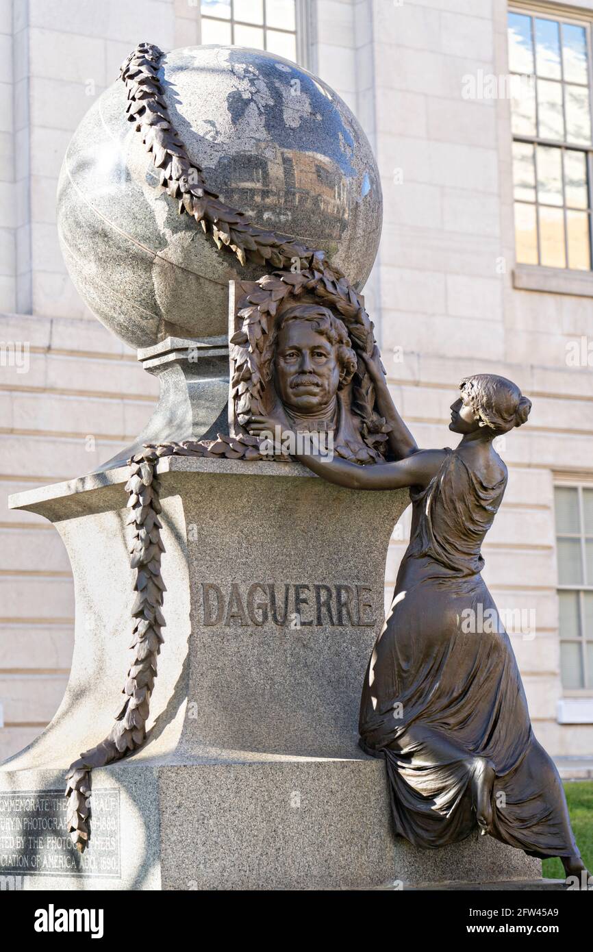 Das Daguerre Memorial, eine Bronzeskulptur des amerikanischen Künstlers Jonathan Scott Hartley zum Gedenken an Louis Daguerre, der als Vater der Fotografie galt, vor dem Gebäude des Alten Patentamts in Washington, DC. Stockfoto