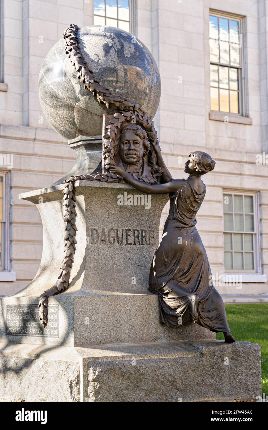 Das Daguerre Memorial, eine Bronzeskulptur des amerikanischen Künstlers Jonathan Scott Hartley zum Gedenken an Louis Daguerre, der als Vater der Fotografie galt, vor dem Gebäude des Alten Patentamts in Washington, DC. Stockfoto