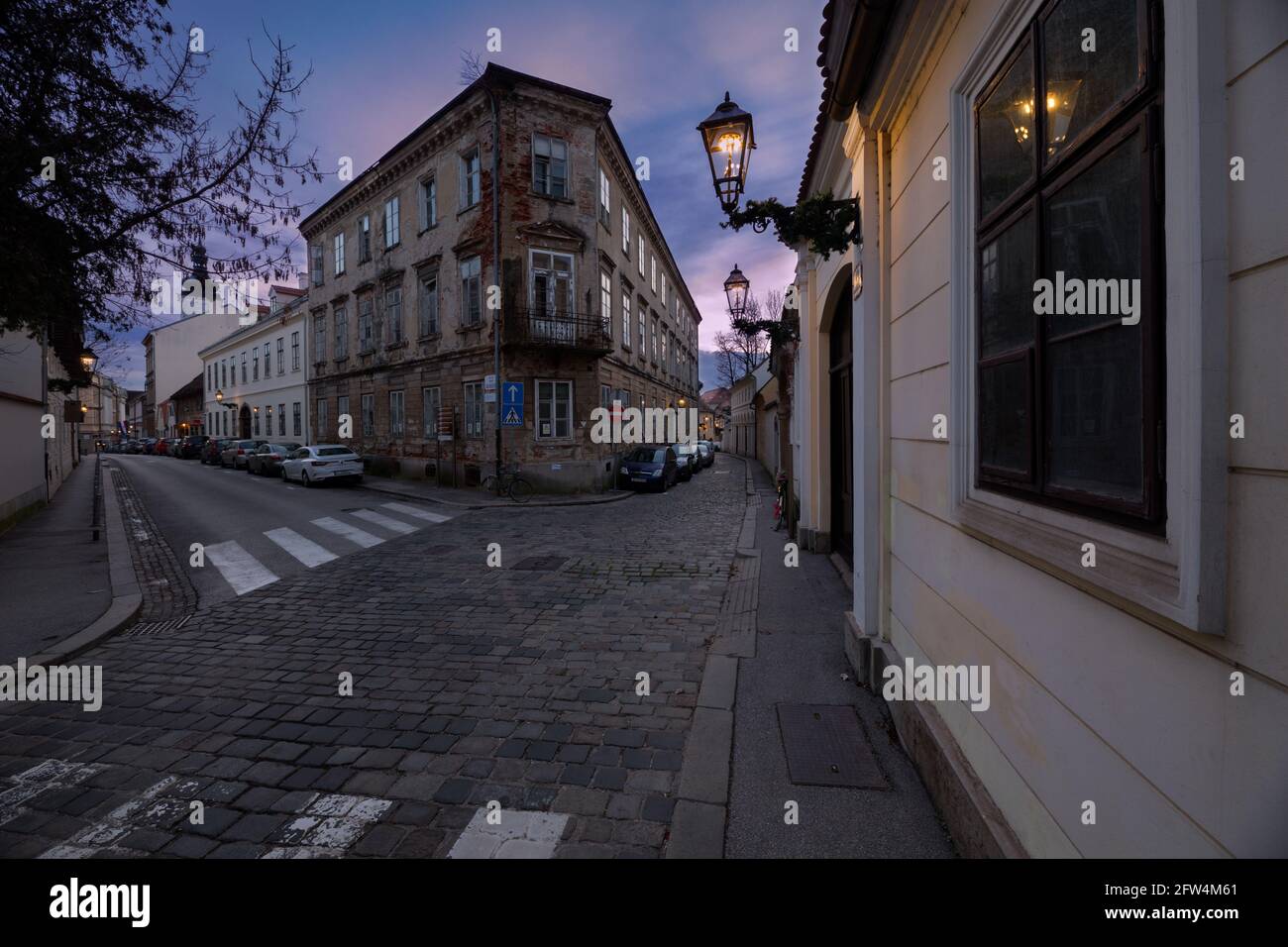 Ecke der Demetrova und Basaricekova Straßen am Abend in der Stadt Zagreb, Kroatien Stockfoto