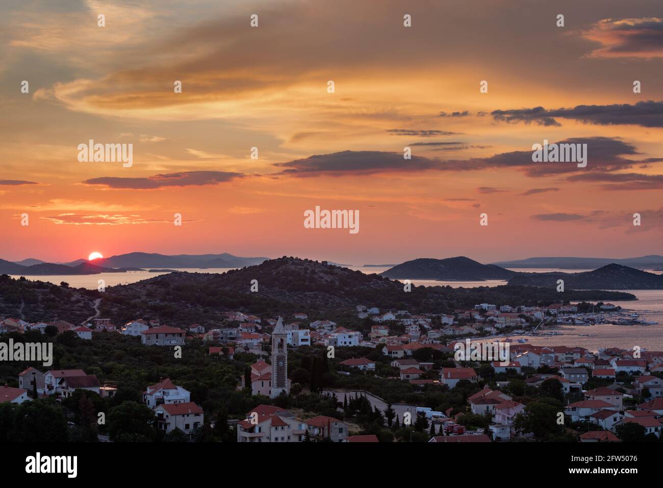 Sonnenuntergang über der Stadt Murter auf der Insel Murter, Dalmatien, Kroatien Stockfoto