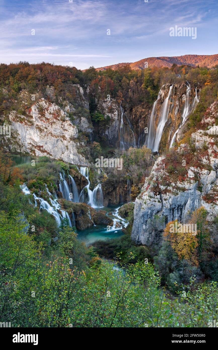 Plitvicer Seen großer Wasserfall in Herbstfarben, Nationalpark Plitvicer Seen, Kroatien Stockfoto