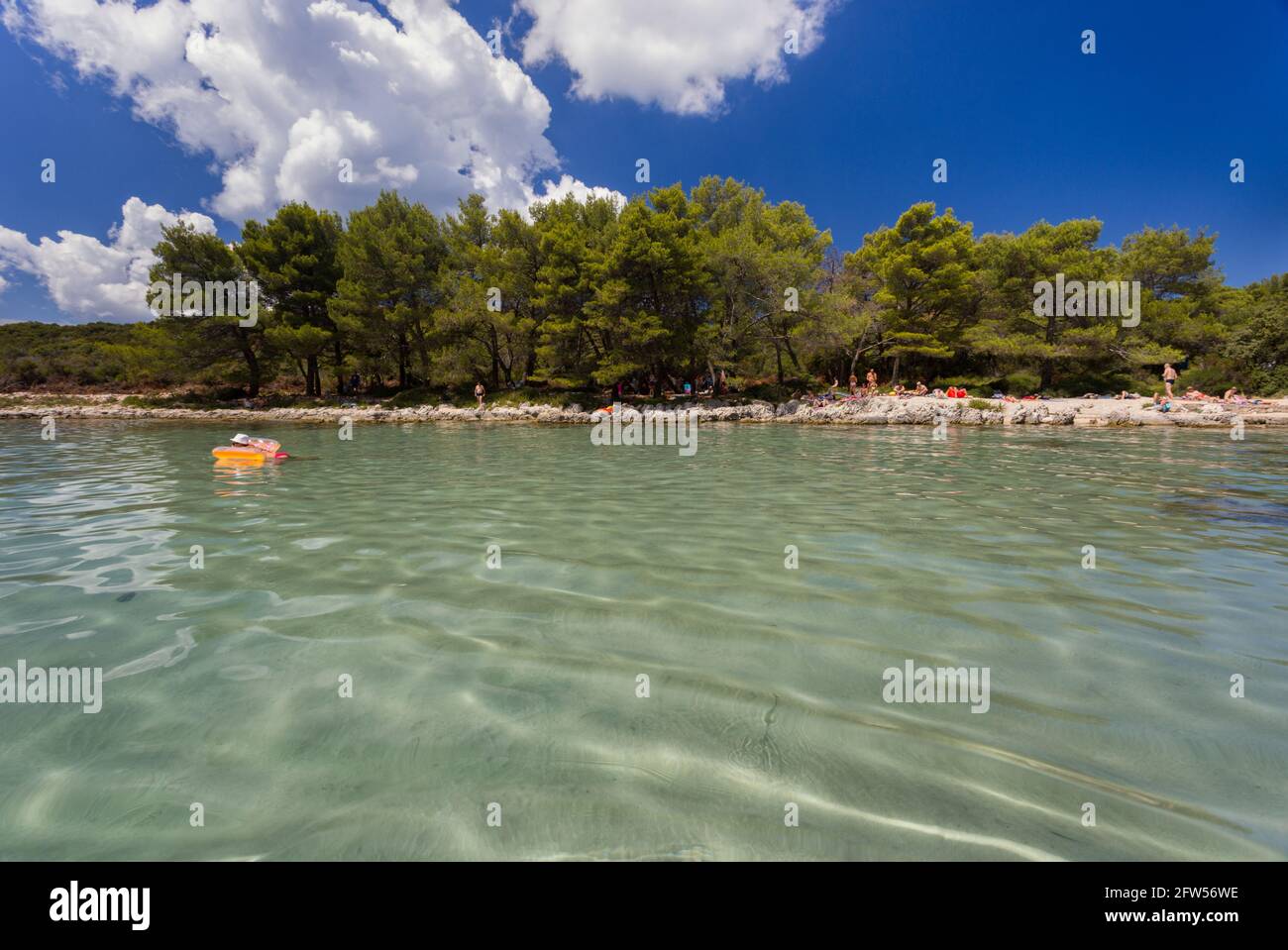 Leute, die am Strand im Ort Muline, Insel Ugljan, Dalmatien, Kroatien genießen Stockfoto