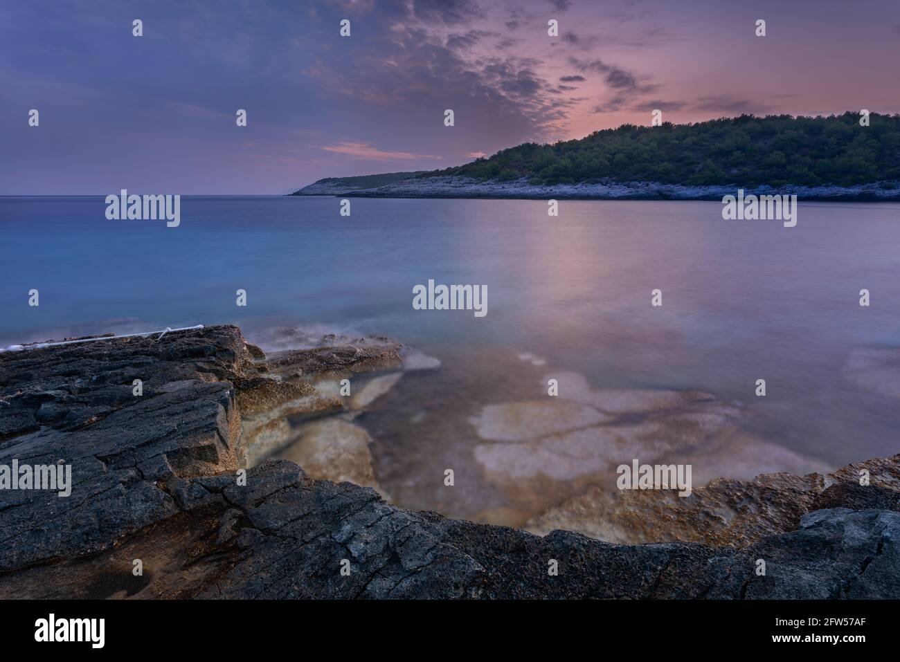 Strand von Srebrena bei Sonnenuntergang, Insel Vis, Dalmatien, Kroatien Stockfoto