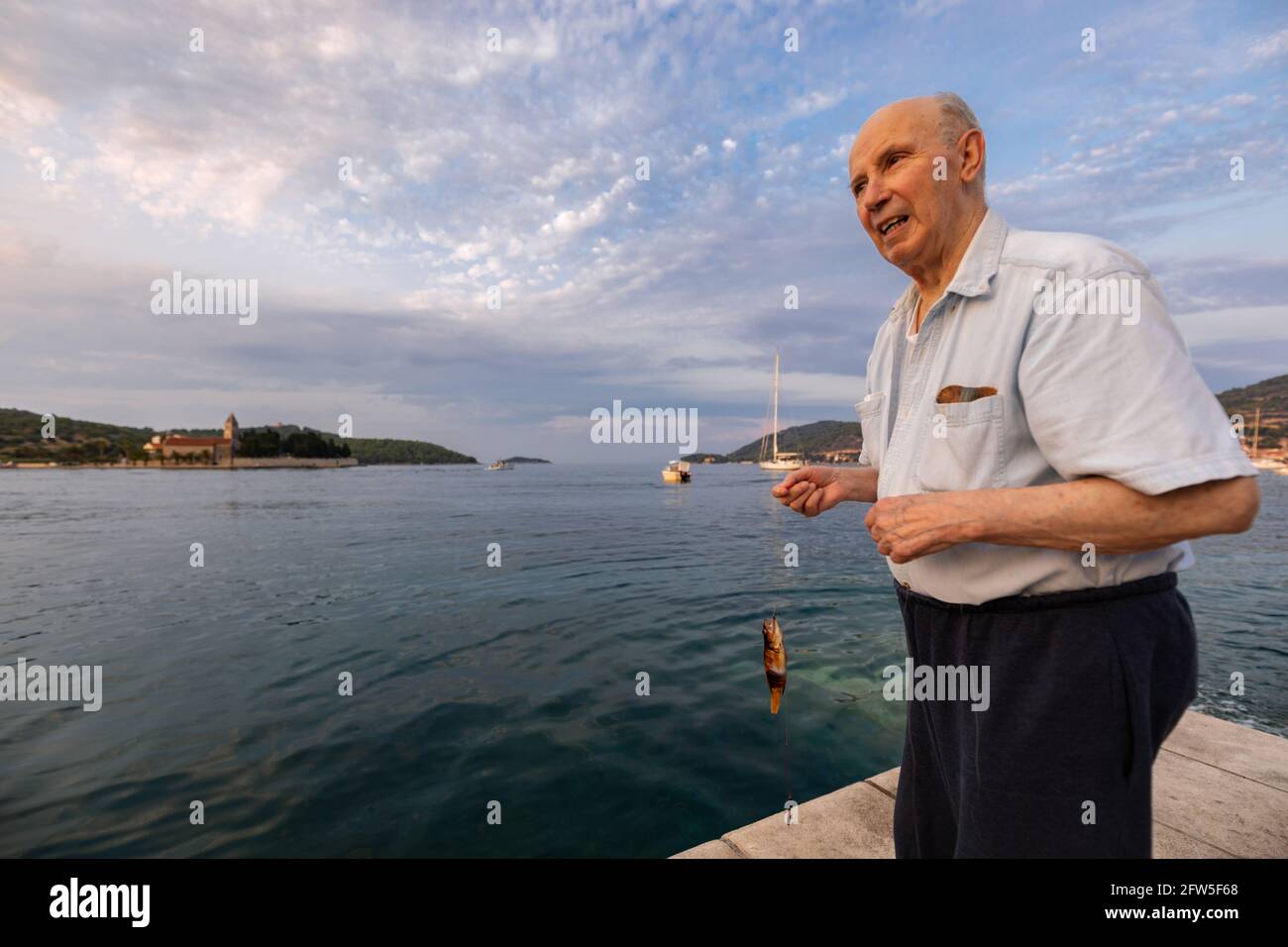 Gentleman Angeln im Ort Vis, Insel Vis, Dalmatien, Kroatien Stockfoto