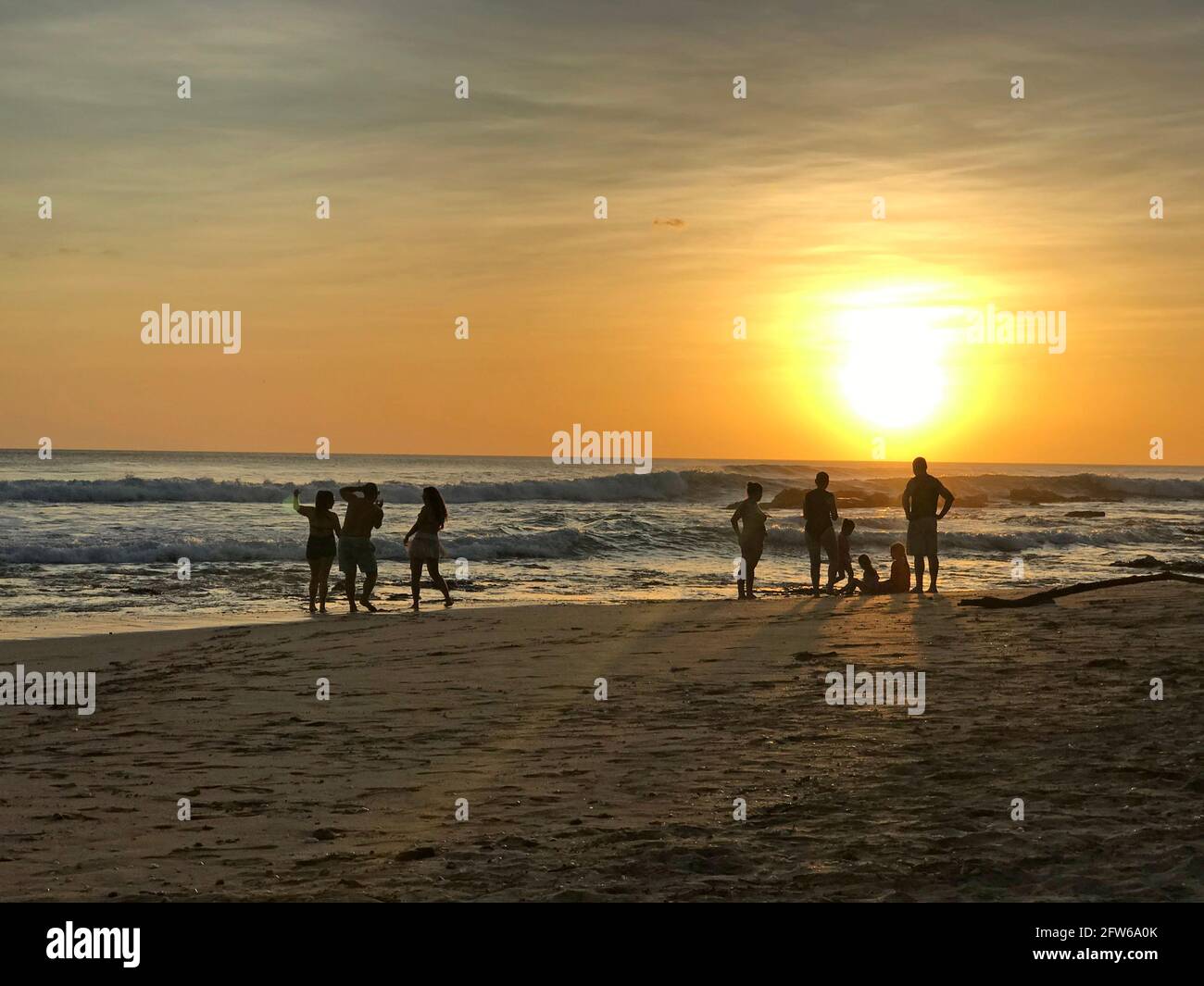 Menschen, die den Sonnenuntergang von einem Strand in Costa Rica genießen Stockfoto