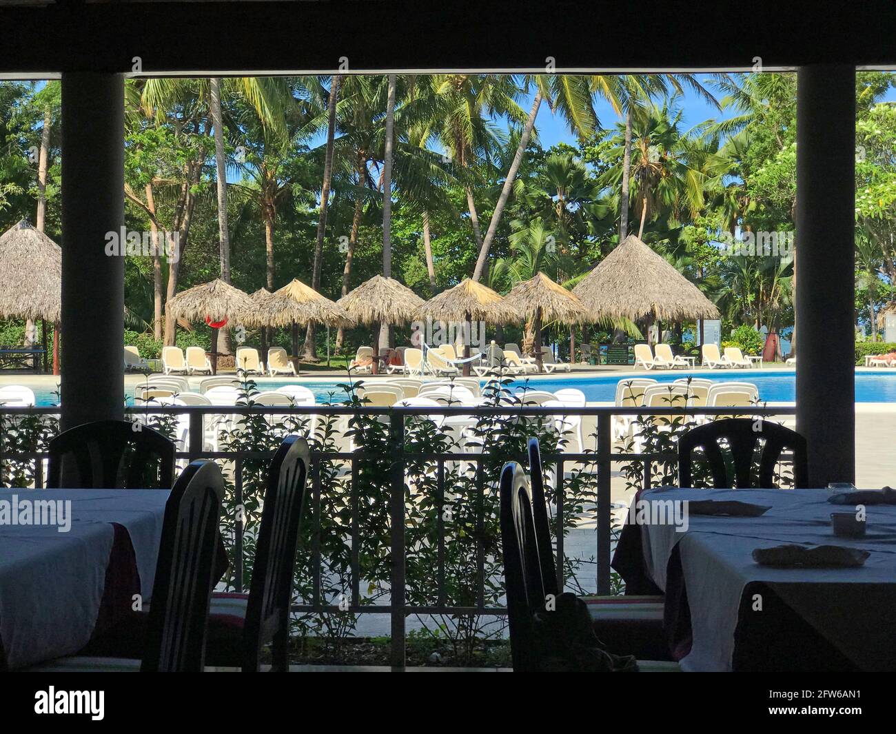 Esszimmer mit Blick auf den Poolbereich im Resort in Tamarindo, Costa Rica Stockfoto