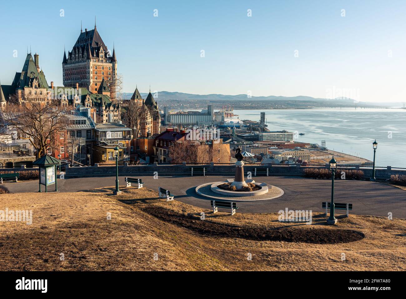 Blick auf die St Denis Terrasse mit dem Schloss Frontenac und dem St. Lawrence Fluss im Hintergrund (Quebec City, Quebec, Kanada) Stockfoto
