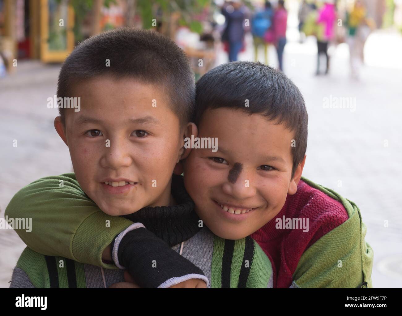Zwei uigurische Jungen umarmten die Pose für die Fotografie Kashgar, Sinkiang, Volksrepublik China, 2019 Stockfoto