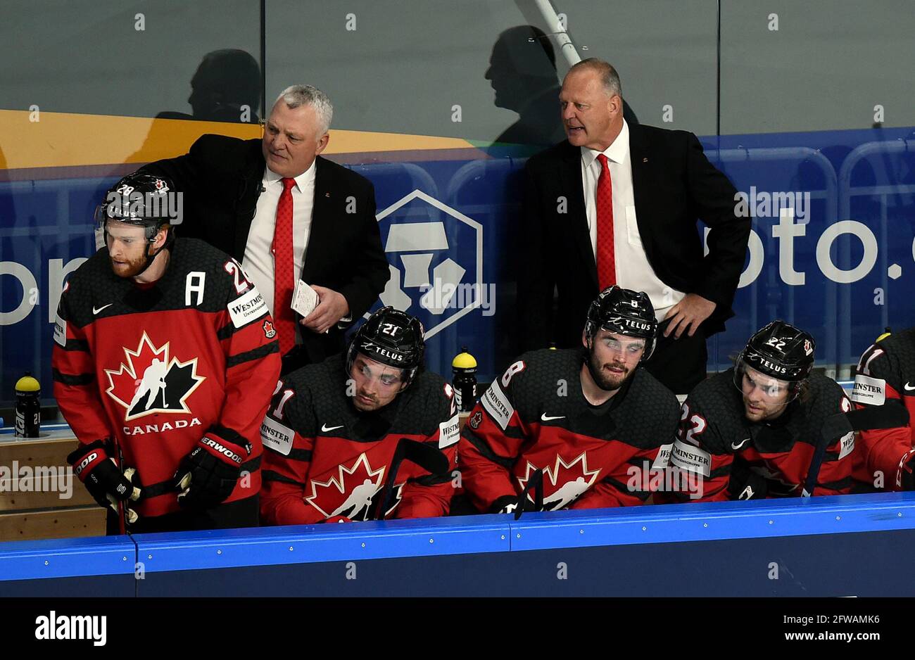 Riga, Lettland. Mai 2021. Kanadas Cheftrainer Gerard Gallant (TOP R) reagiert während des Gruppe-B-Spiels zwischen Lettland und Kanada bei der Eishockey-Weltmeisterschaft 2021 in Riga, Lettland, am 21. Mai 2021. Quelle: Edijs Palens/Xinhua/Alamy Live News Stockfoto