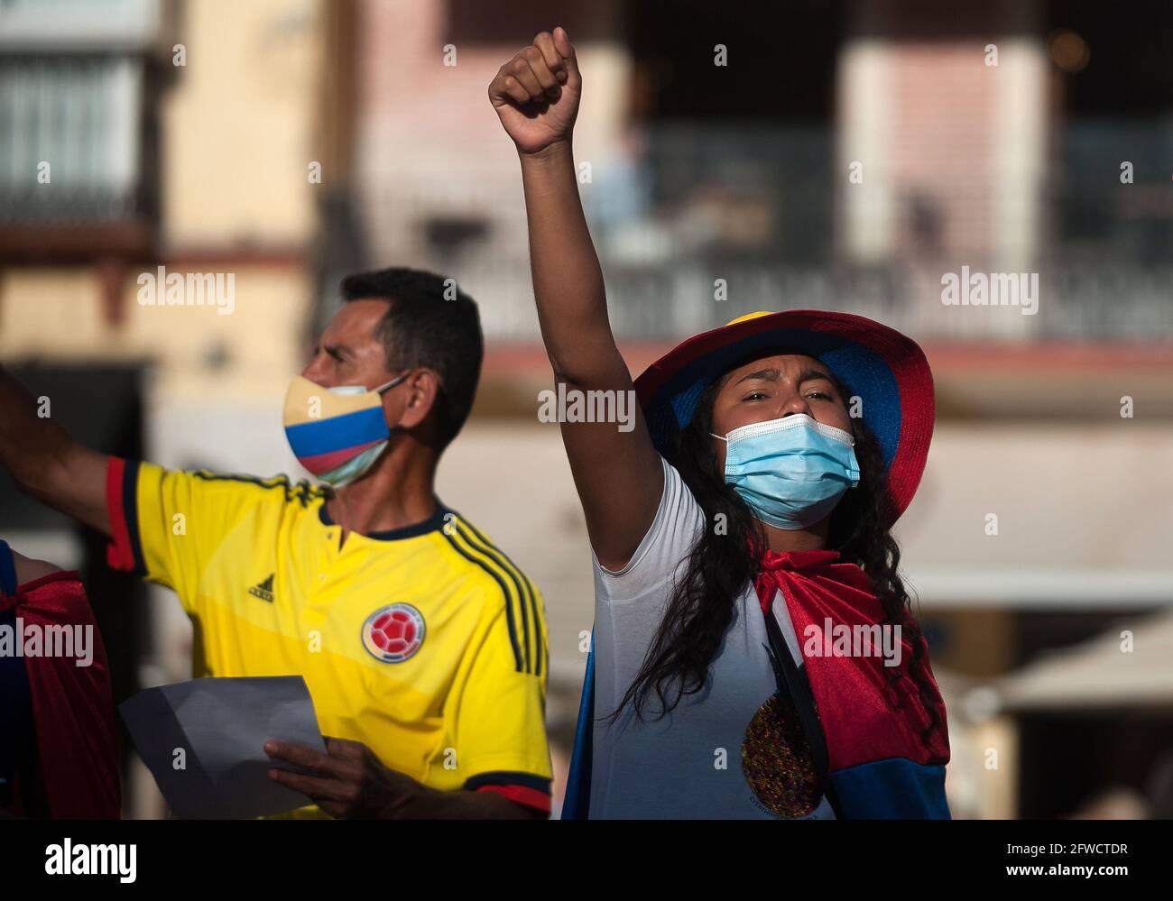 Malaga, Spanien. Mai 2021. Ein kolumbianischer Protestler mit Gesichtsmaske hebt während der Demonstration auf dem Platz Plaza de la Constitucion die Faust.die kolumbianischen Bewohner von Malaga gehen in Solidarität mit den Kolumbianern und gegen die Regierung von Präsident Iván Duque erneut auf die Straße, während die Verhandlungen zwischen der kolumbianischen Regierung und dem Ausschuss fortgesetzt werden Des nationalen Streiks, nach dem Proteste und gewalttätige Zusammenstöße im Land ausbrachen. Kredit: SOPA Images Limited/Alamy Live Nachrichten Stockfoto