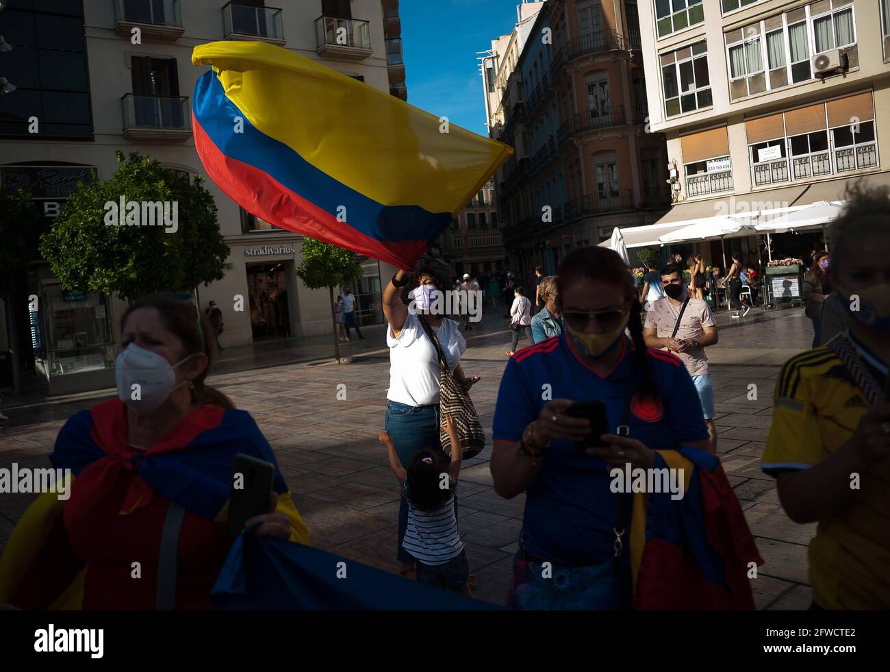 Malaga, Spanien. Mai 2021. Ein kolumbianischer Protestler mit Gesichtsmaske winkt während der Demonstration auf dem Platz Plaza de la Constitucion eine kolumbianische Flagge.die kolumbianischen Bewohner von Malaga gehen in Solidarität mit den Kolumbianern und gegen die Regierung von Präsident Iván Duque erneut auf die Straße, während die Verhandlungen zwischen der kolumbianischen Regierung und der fortgesetzt werden komitee des nationalen Streiks, nach dem Proteste und gewalttätige Zusammenstöße im Land ausbrachen. Kredit: SOPA Images Limited/Alamy Live Nachrichten Stockfoto