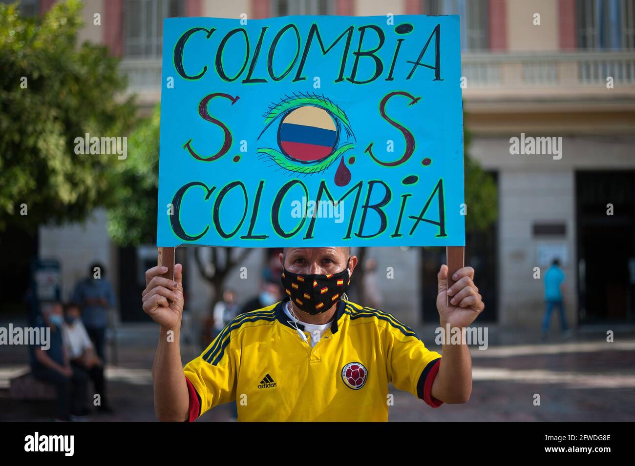 Malaga, Spanien. Mai 2021. Ein kolumbianischer Protestler mit Gesichtsmaske hält während der Demonstration auf dem Platz Plaza de la Constitucion ein Plakat hoch.die kolumbianischen Bewohner von Malaga gehen in Solidarität mit den Kolumbianern und gegen die Regierung von Präsident Iván Duque erneut auf die Straße, während die Verhandlungen zwischen der kolumbianischen Regierung fortgesetzt werden Und das Komitee des nationalen Streiks, nach dem Proteste und gewalttätige Zusammenstöße im Land ausbrachen. (Foto von Jesus Merida/SOPA Images/Sipa USA) Quelle: SIPA USA/Alamy Live News Stockfoto