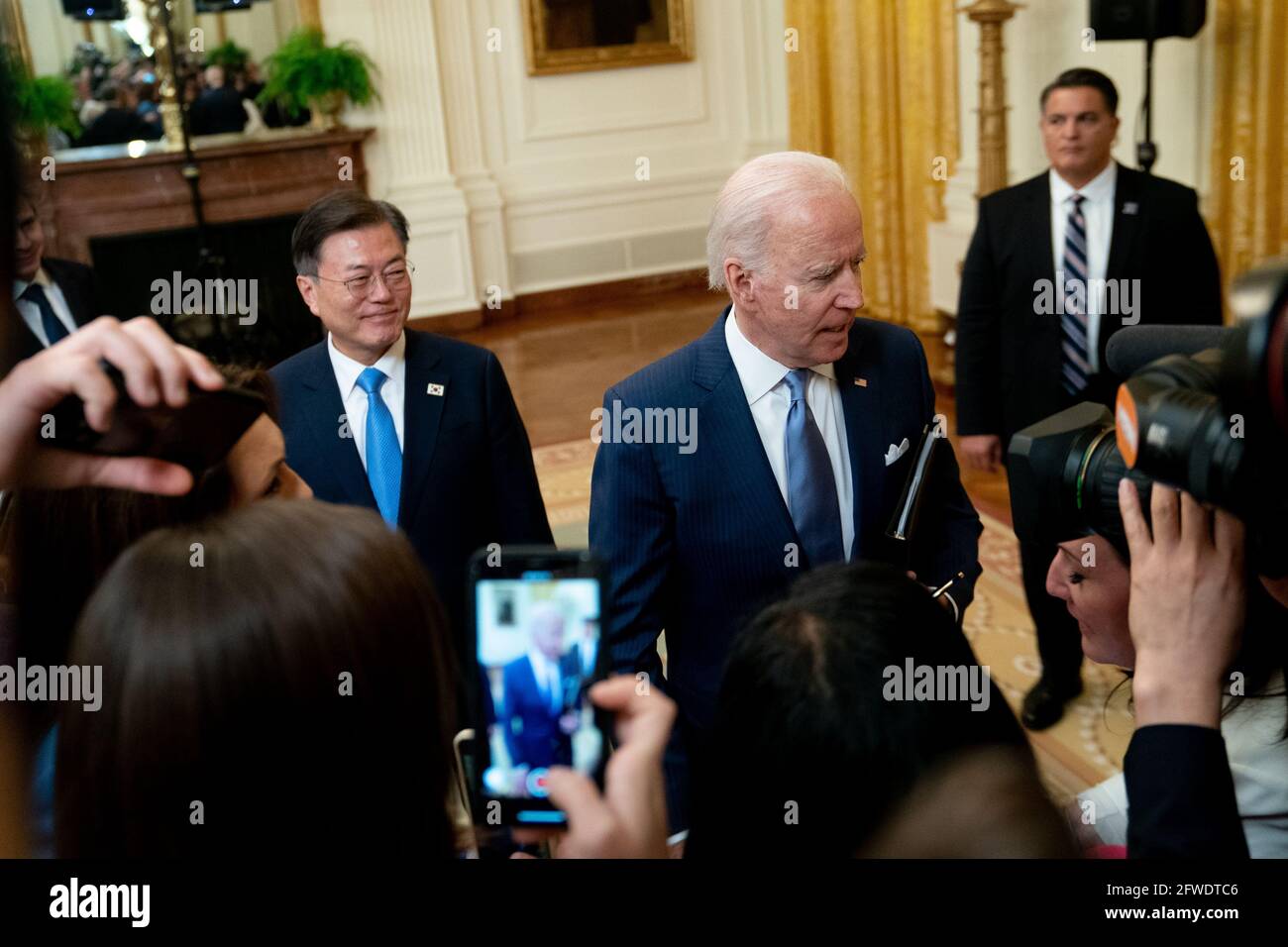 Washington, Usa. Mai 2021. US-Präsident Joe Biden, rechts, und Moon Jae-in, Südkoreas Präsident, verlassen am Freitag, den 21. Mai 2021, eine Pressekonferenz im Ostsaal des Weißen Hauses in Washington, DC. Moon wird einen letzten Versuch Unternehmen, die USA und Nordkorea unter seine Aufsicht zu bringen, als er Biden trifft und versucht, in seinem letzten Jahr im Amt ruhende Atomgespräche wieder zu beleben. Foto von Erin Scott/UPI Credit: UPI/Alamy Live News Stockfoto