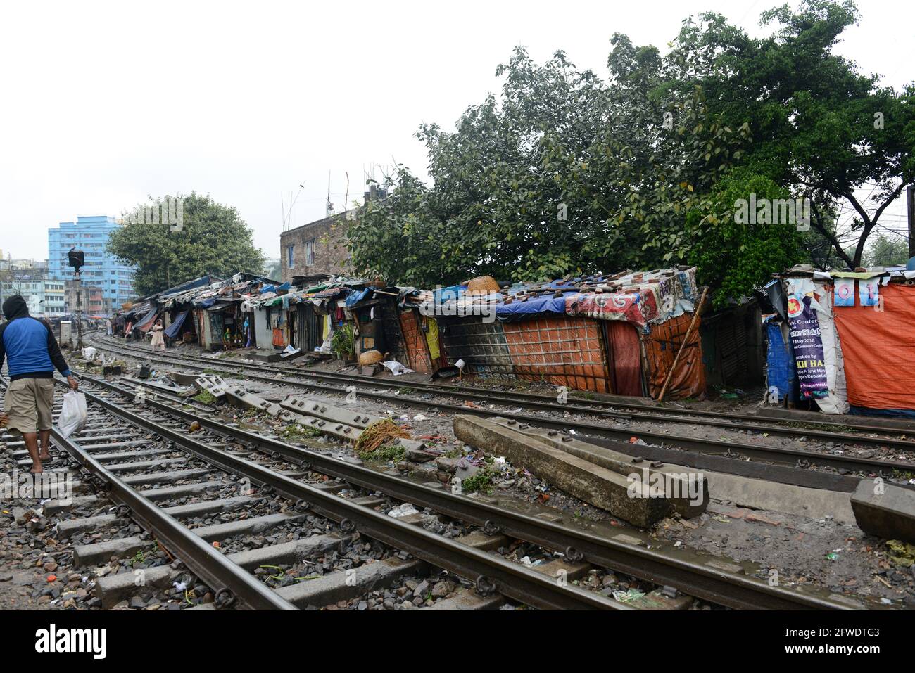 Arme Bangladescher, die an der Eisenbahnstrecke im Stadtteil Karwan in Dhaka, Bangladesch, leben. Stockfoto