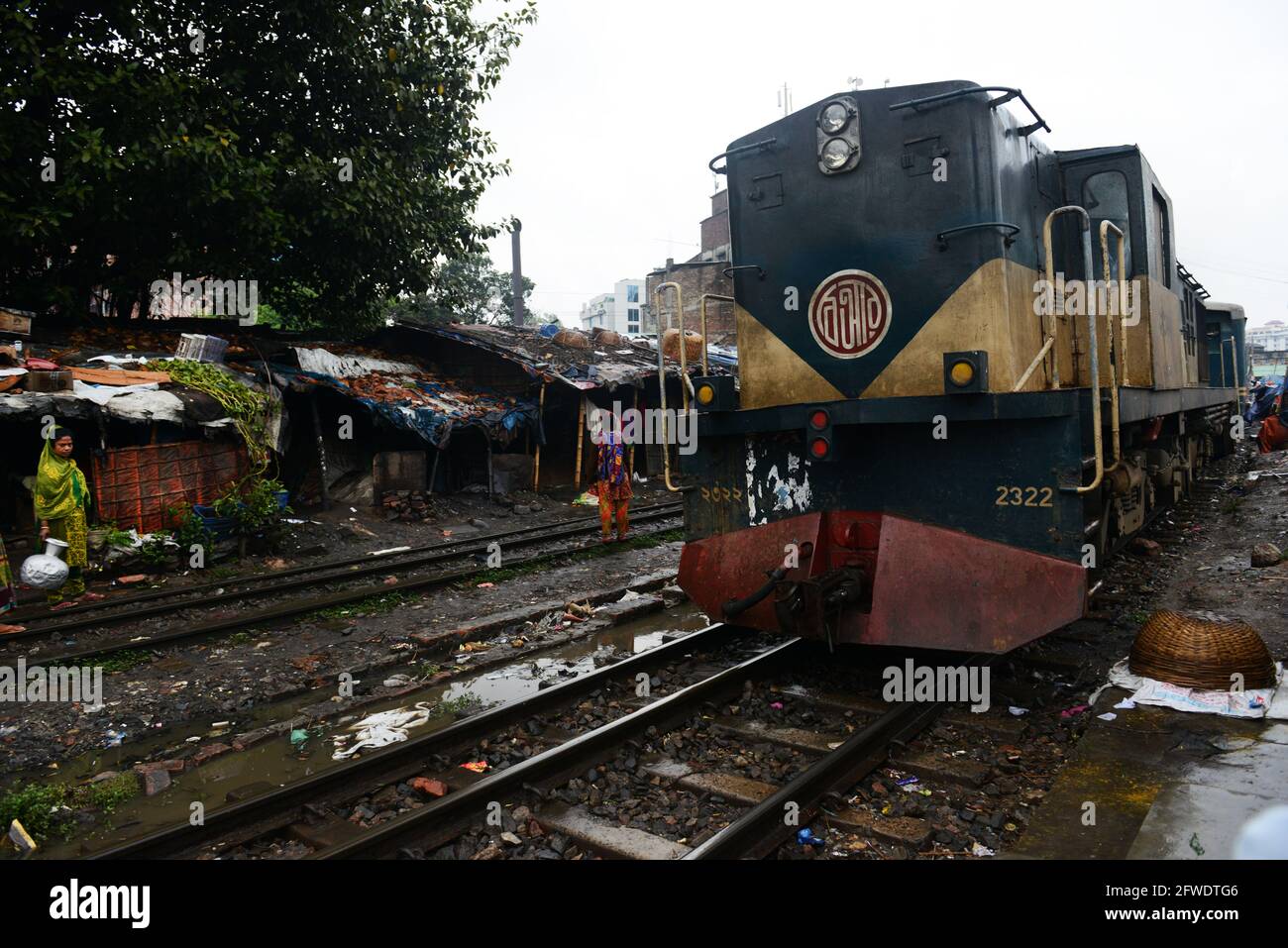 Arme Bangladescher, die an der Eisenbahnstrecke im Stadtteil Karwan in Dhaka, Bangladesch, leben. Stockfoto
