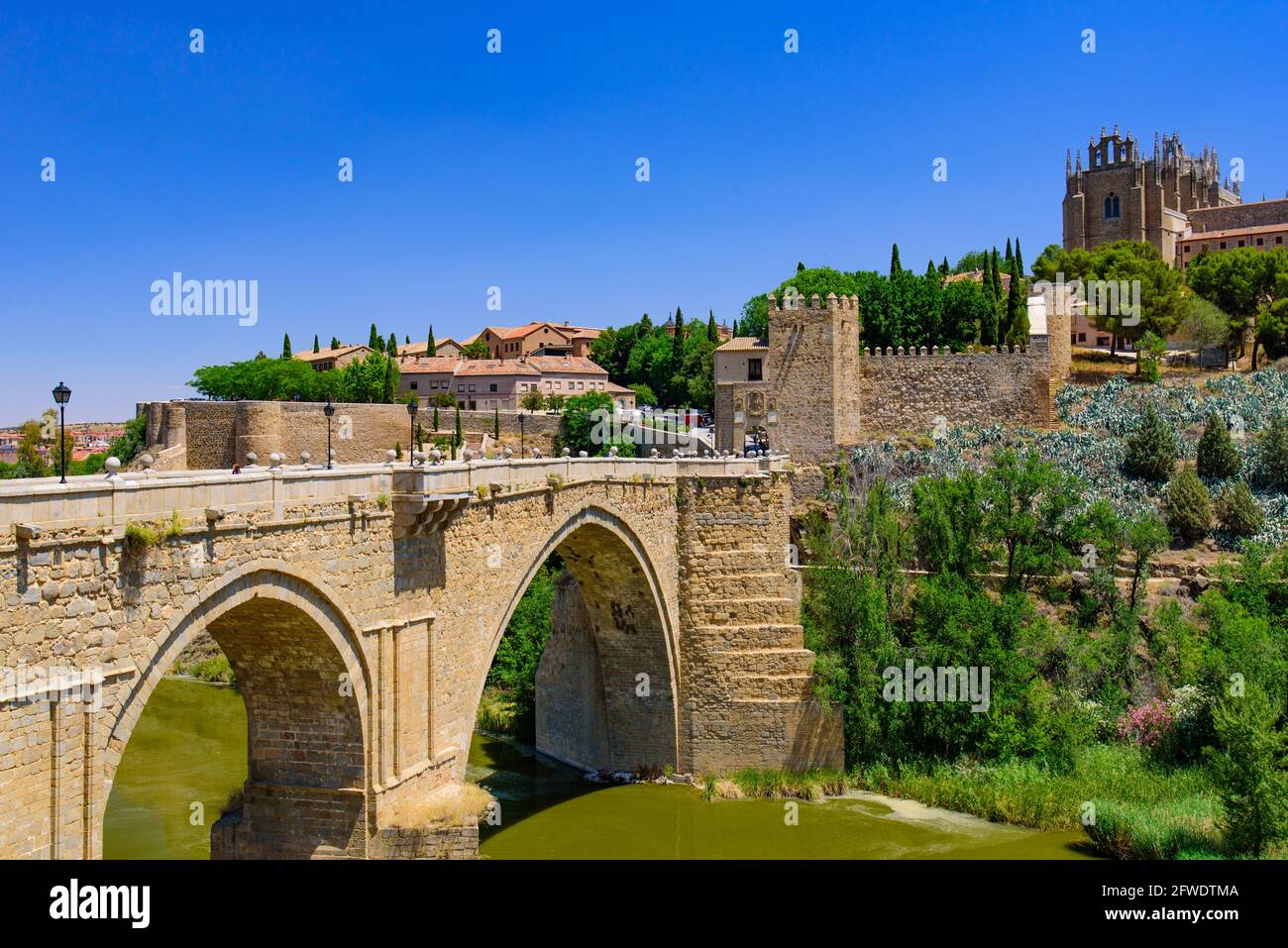 St Martin's Bridge, eine mittelalterliche Brücke über den Fluss Tejo in Toledo, Spanien Stockfoto