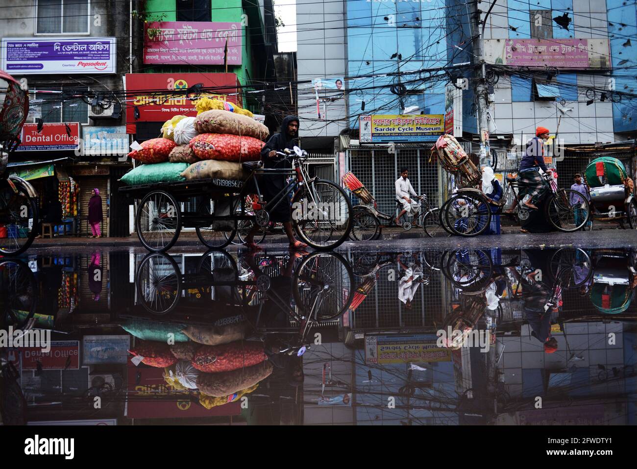 Fahren Sie mit Rikschas durch überflutete Straßen in Dhaka, Bangladesch. Stockfoto