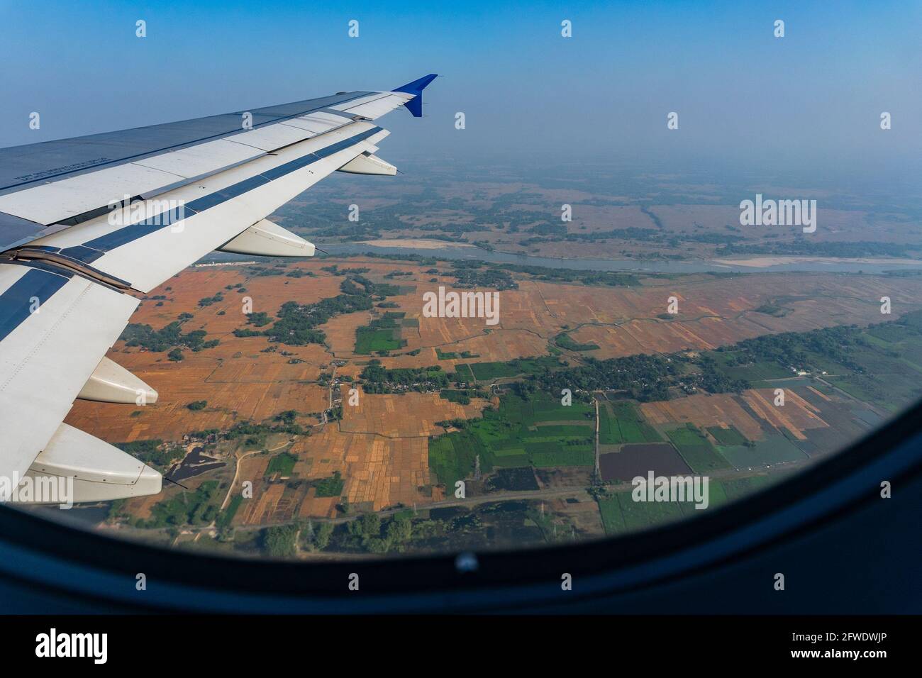 Luftaufnahme von Bangladesch, aus dem Flugzeug. Die grünen ländlichen Felder von Bangaldesh vom Himmel aus gesehen. Stockfoto