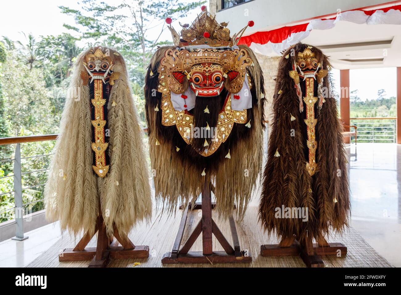 Zeremonielle Masken von Barong Ket und Rangda, balinesische Figuren der Hindu-Mythologie. Bali, Indonesien. Stockfoto