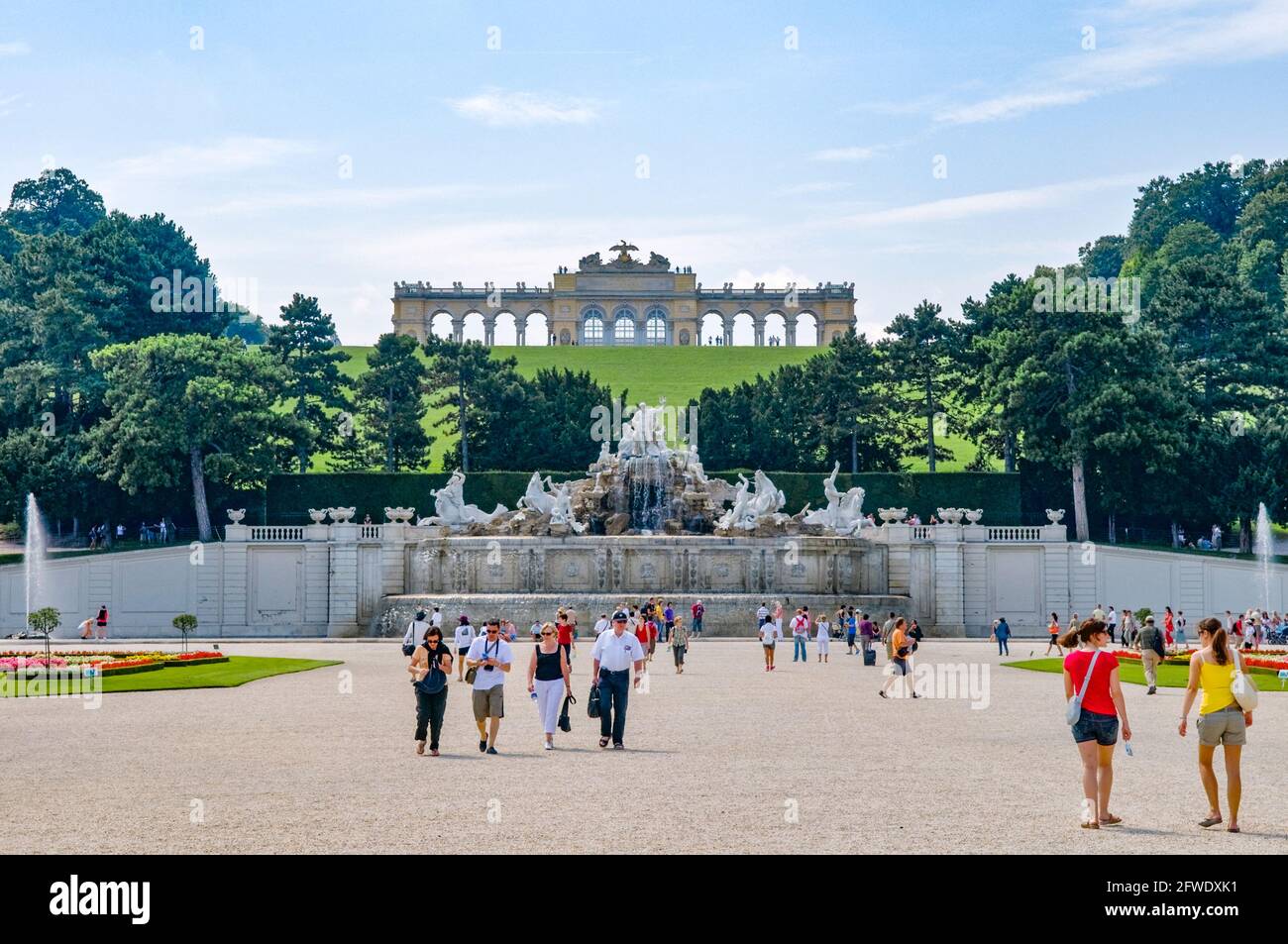 Gloriette und Neptunbrunnen in Schönbrunn, Wien, Österreich Stockfoto