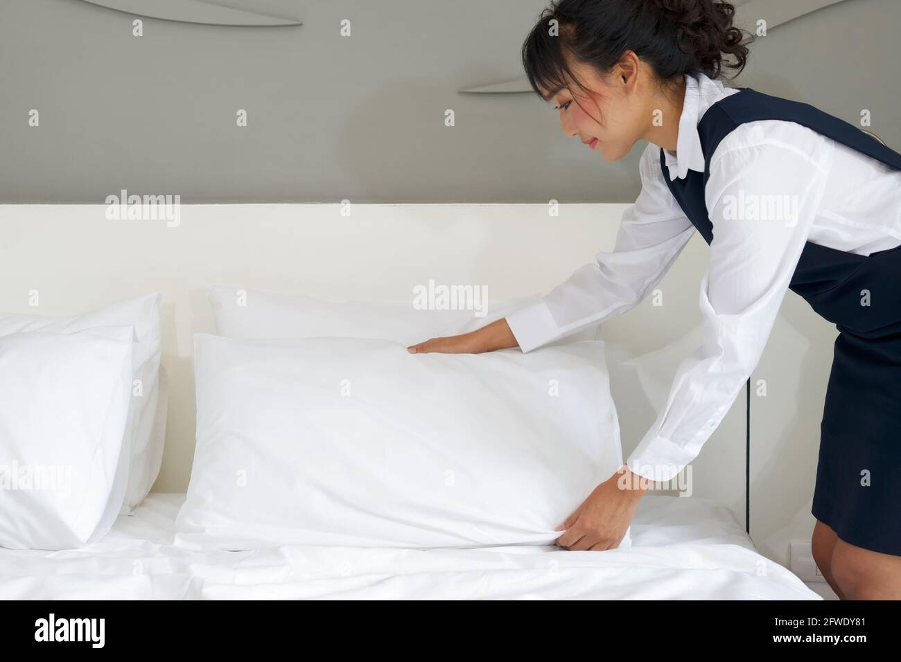 Maid Uniform Stockfotos Und Bilder Kaufen Seite 3 Alamy