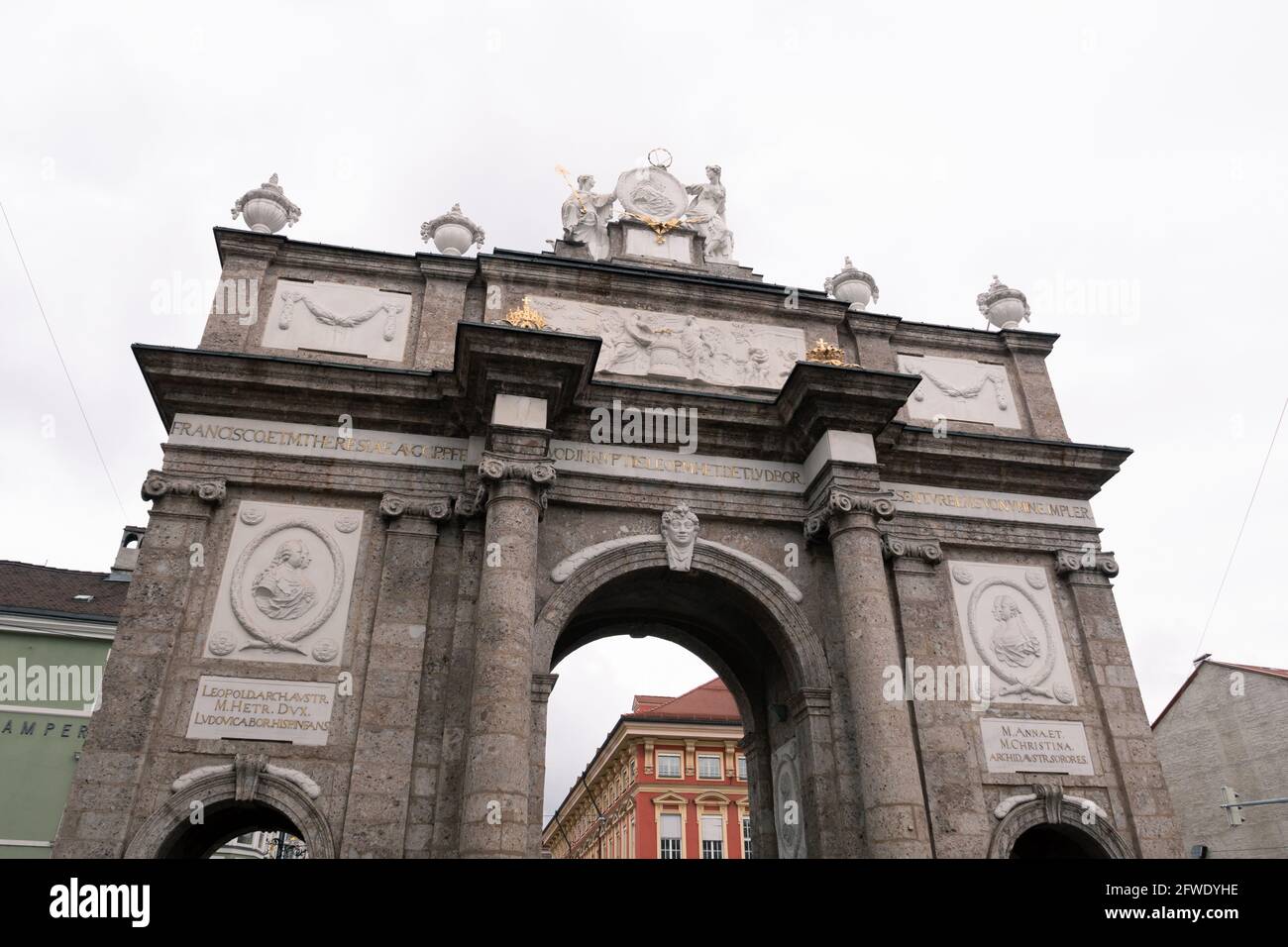 Triumphpforte, ein barocker Triumphbogen in der Altstadt Innsbruck, Tirol, Österreich, Südseite erbaut für Erzherzog Leopold. Stockfoto