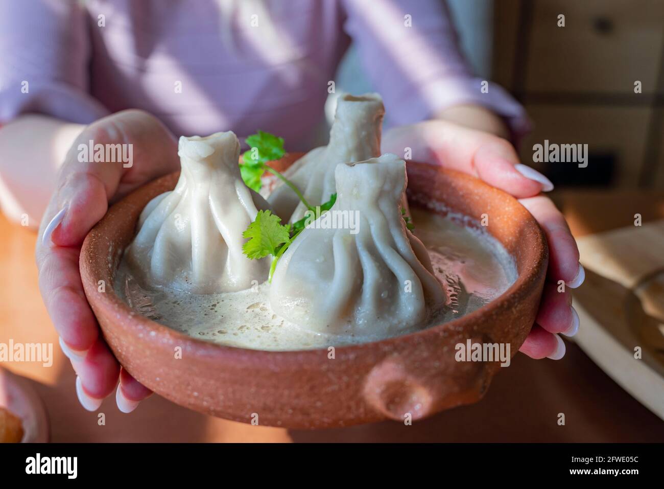 Georgische traditionelle Knödel Krinkali mit Fleisch auf weißem Teller. Nahaufnahme des Bildes. Stockfoto