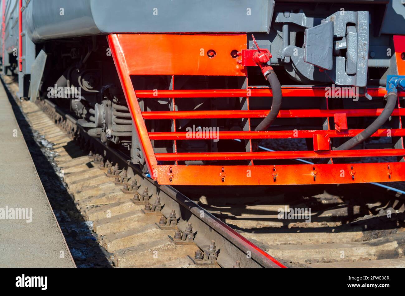 Vorderansicht einer roten Lokomotive vor dem Abfahren. Nahaufnahme Stockfoto