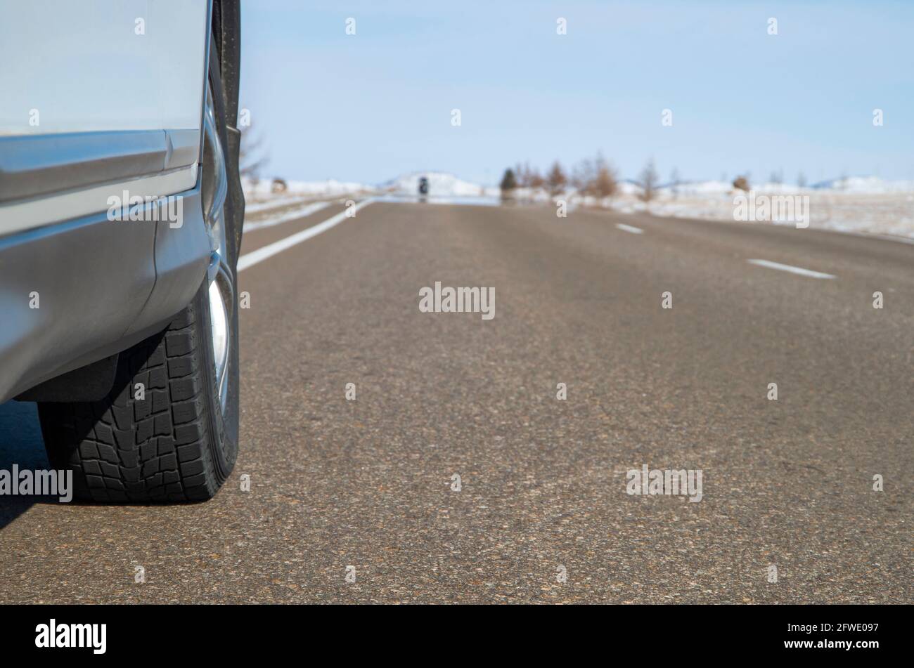 Weißes Auto, das auf der Straße steht und Platz für Kopien bietet Stockfoto