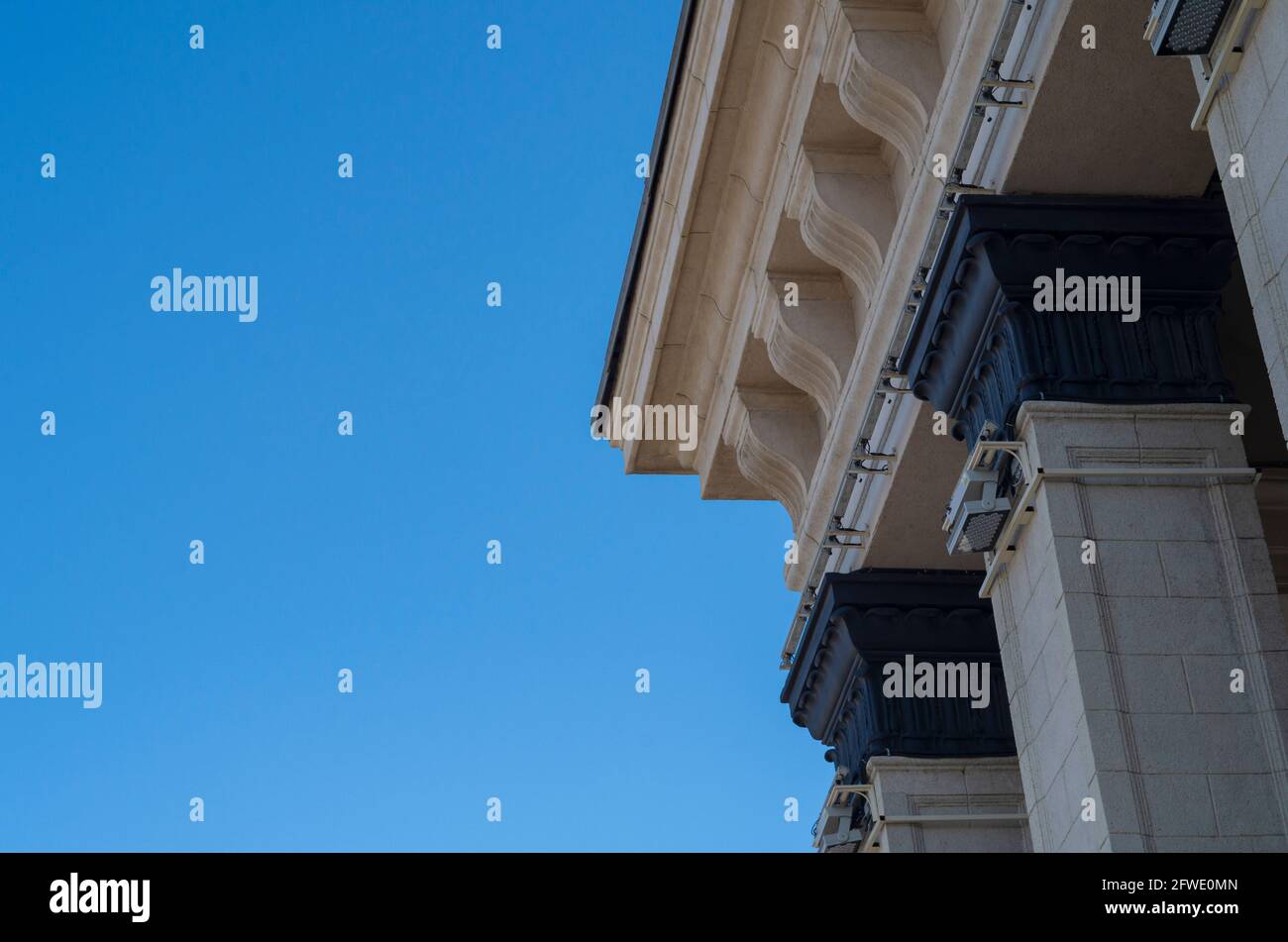 Reihe von Steinsäulen. Klassische moderne Gebäudefassade Stockfoto