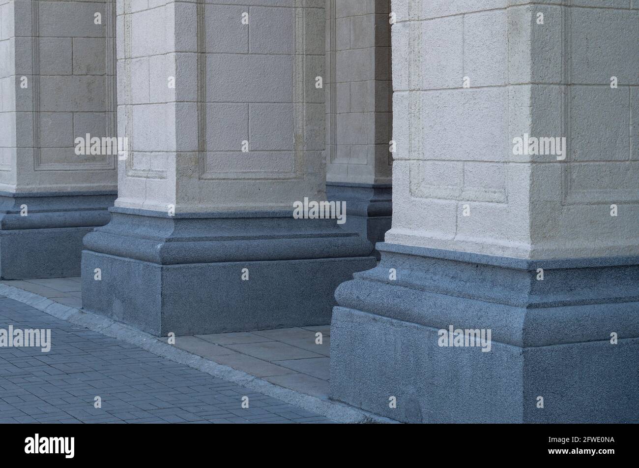 Reihe von Steinsäulen. Klassische moderne Gebäudefassade Stockfoto